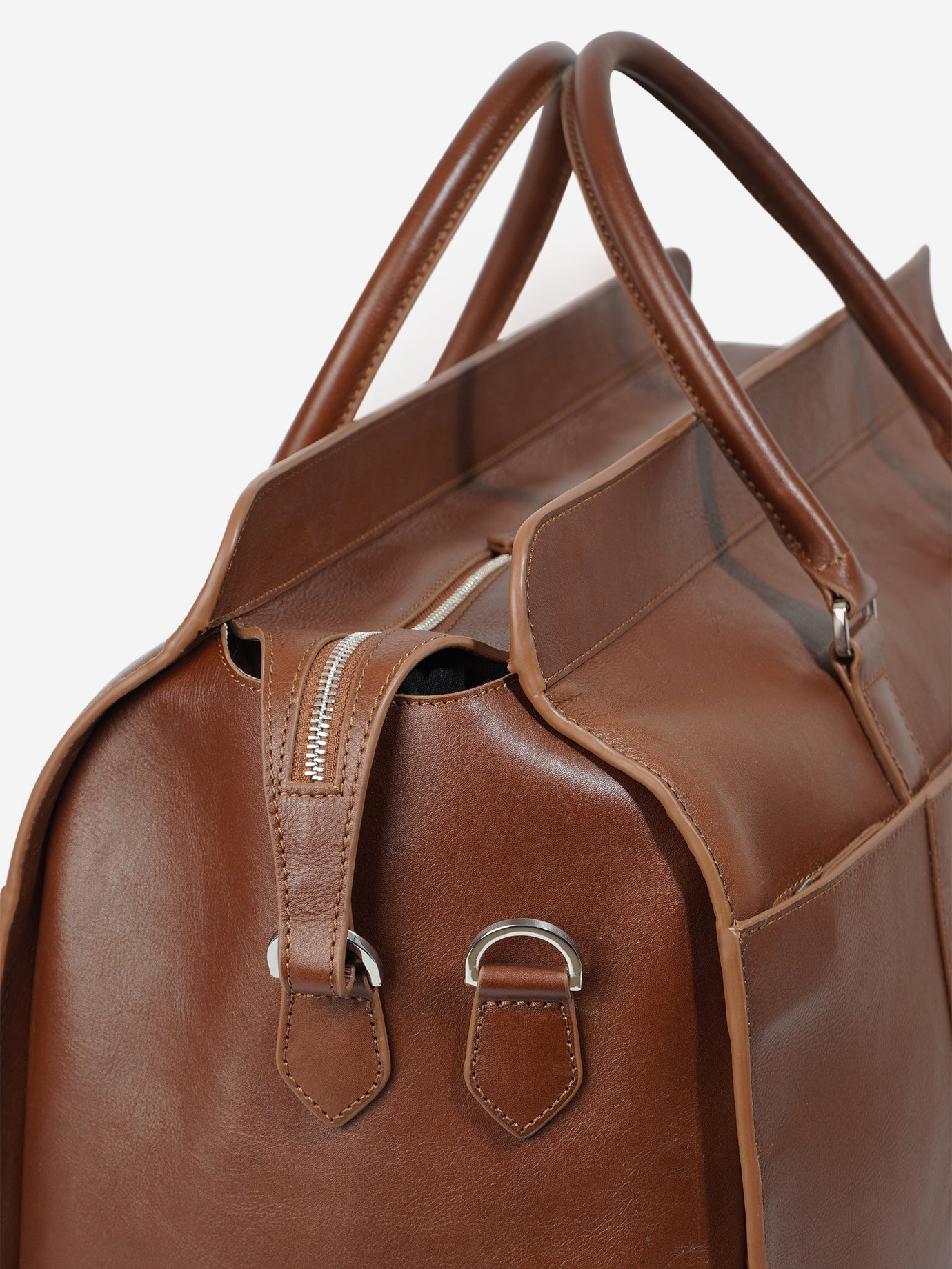 Gothenburg Läder Weekendbag i Konjak brun från RUMI OF SWEDEN – visar från ovan med detaljer och fint hantverk