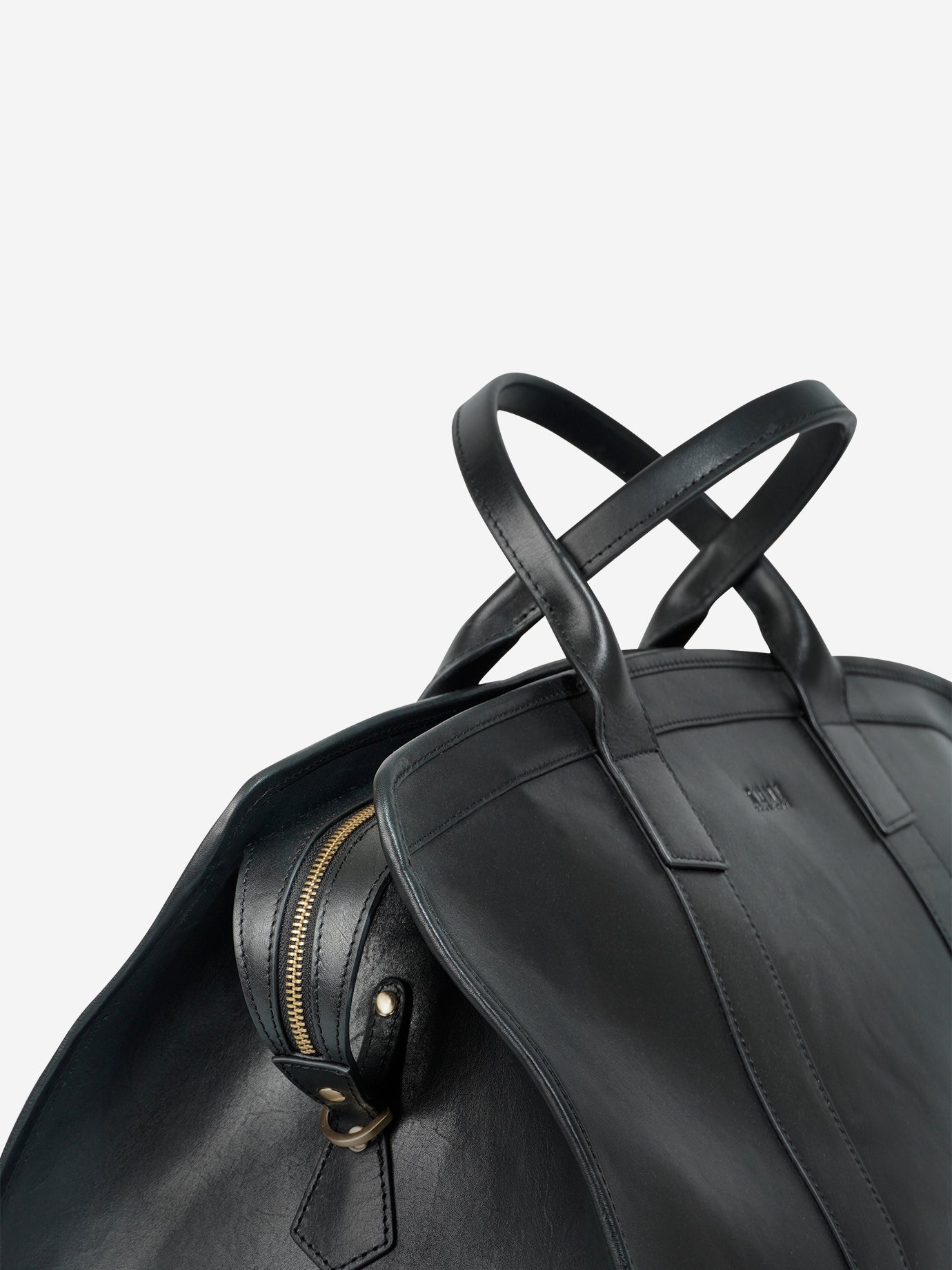 Santorini Läder Weekendbag i Svart från RUMI OF SWEDEN – Närbild av premiumläder och hög kvalitet av material