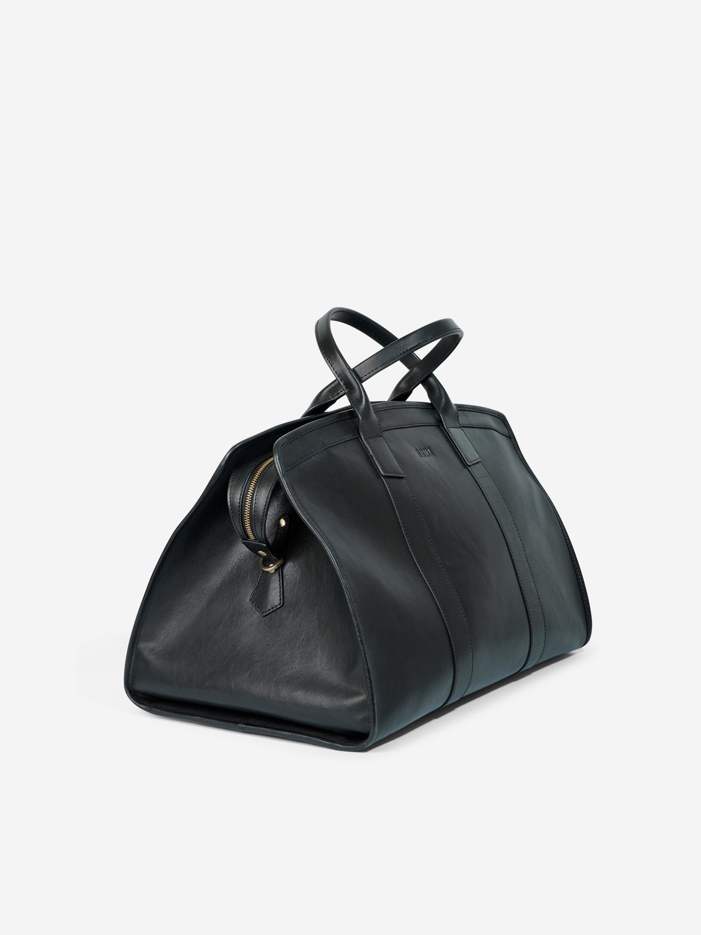 Santorini Läder Weekendbag i Svart från RUMI OF SWEDEN – Sidovy som visar volym och flexibilitet
